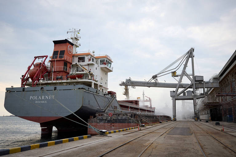 Um grande navio é visto atracado ao lado de um pátio em um porto perto da cidade de Odessa