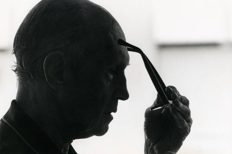 O escritor Carlos Drummond de Andrade aos 80 anos de idade, em 1982