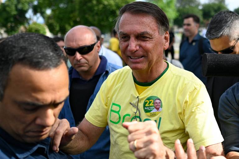 O presidente Jair Bolsonaro chega a local de votação no Rio de Janeiro