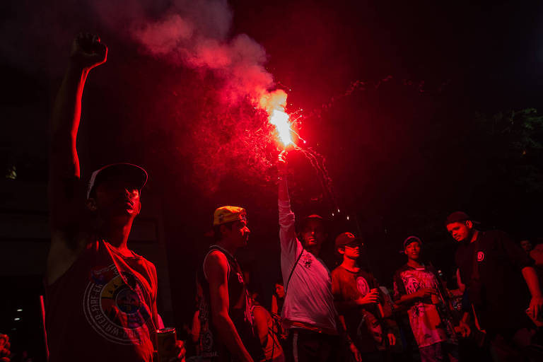 Eleitores do candidato Lula (PT) aguardam a apuração na avenida Paulista, em São Paulo 