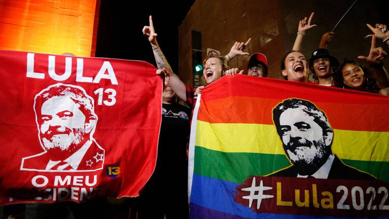 Apoiadores do ex-presidente Lula comemoram enquanto aguardam apuração do segundo turno das eleições presidenciais na avenida Paulista, em São Paulo