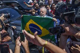 Lula cumprimenta apoiadores após votar em Sao Bernardo