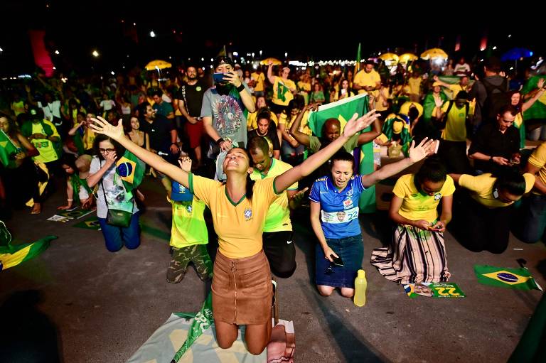 Bolsonaristas incentivam folgas para caminhoneiro votar - 20/10/2022 -  Mercado - Folha