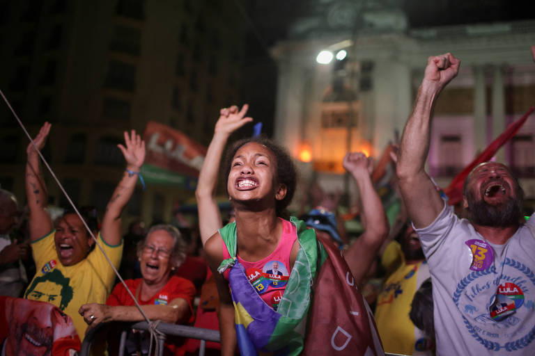 Apoiadores do presidente eleito, Luiz Inácio Lula da Silva, celebram no Rio de Janeiro a vitória do petista 
