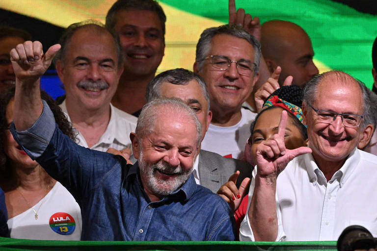 O presidente eleito Luiz Inácio Lula da Silva (PT) ao lado do seu vice Geraldo Alckmin, durante celebração em São Paulo após a apuração do resultado das eleições 