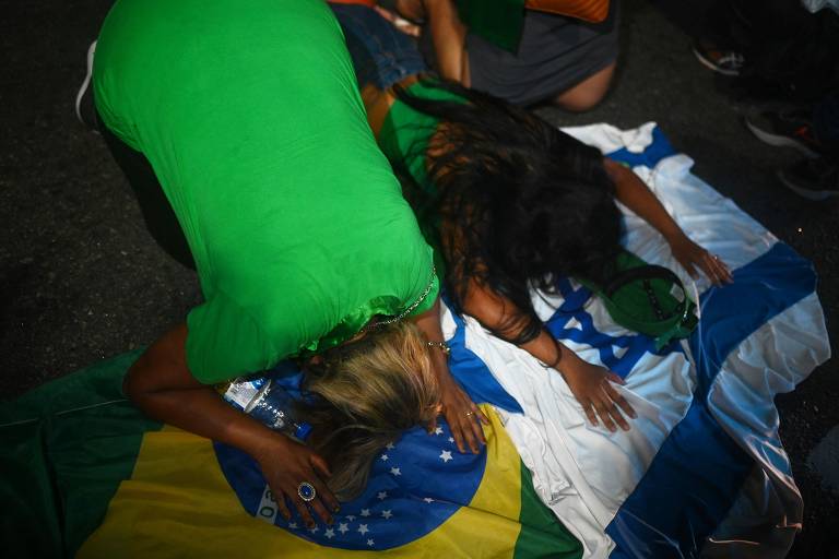 Apoiadores lamentam a derrota de Jair Bolsonaro