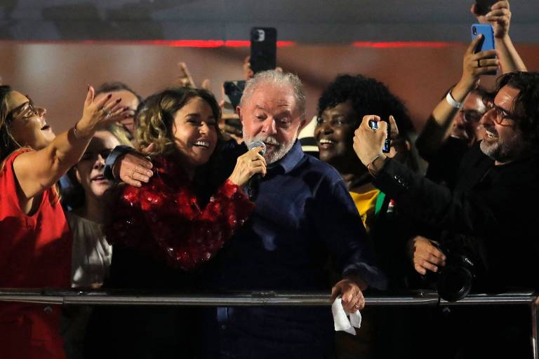 O presidente eleito pelo PT, Luiz Inácio Lula da Silva, discursa para simpatizantes na avenida Paulista após vencer o segundo turno das eleições presidenciais em São Paulo