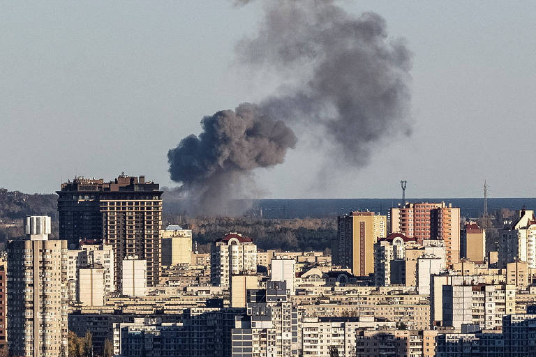 Fumaça sobe após ataque com míssil na periferia de Kiev, capital da Ucrânia, nesta segunda (31)