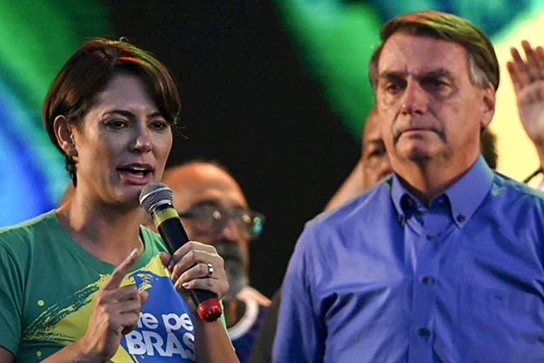 Michelle se comporta como 'falsa crente', dizem bolsonaristas amigos de Carlos Bolsonaro