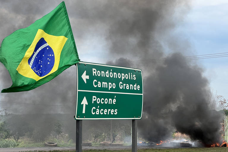 Caminhoneiros bolsonaristas fazem protestos e bloqueiam estradas após vitória de Lula