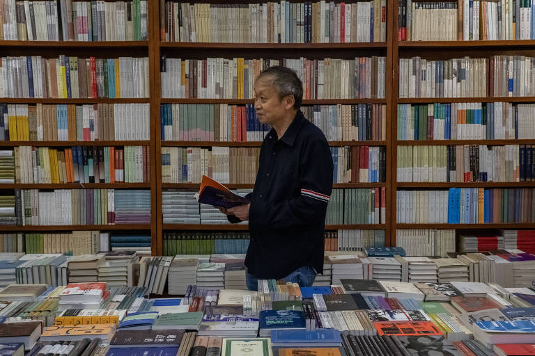 Wang Xiaodong, escritor antes conhecido como porta-bandeira do nacionalismo chinês, em livraria de Pequim 