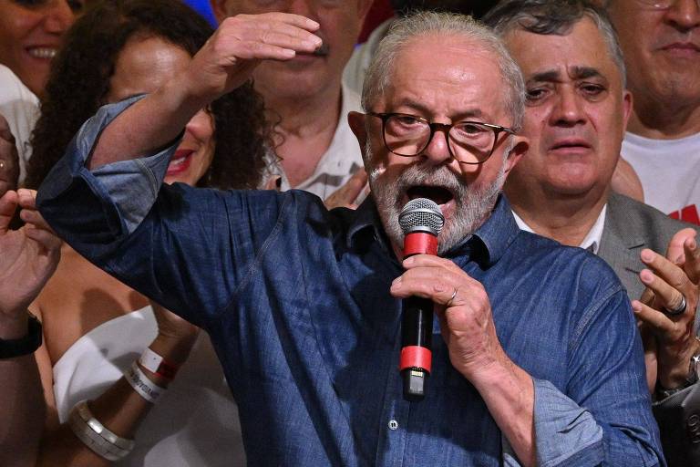 O presidente eleito Luiz Inácio Lula da Silva (PT) discursa após a confirmação do resultado das eleições no domingo (30)
