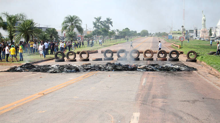 Bloqueio na BR-173, em Sinop (MS), feito por caminhoneiros bolsonaristas após vitória de Lula nas eleições