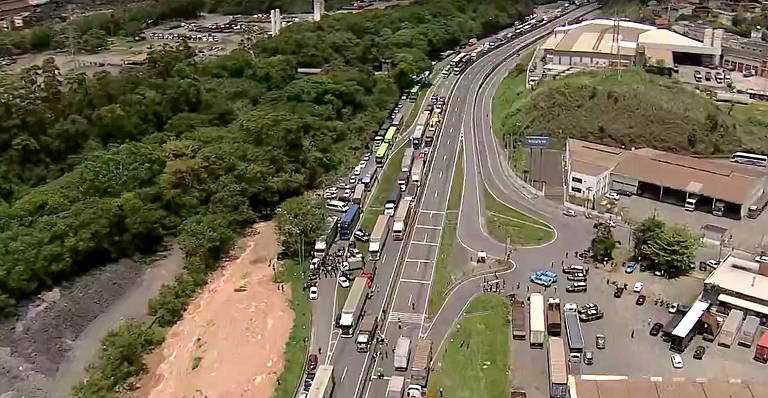 Grupo de caminhoneiros bolsonaristas fecha a rodovia Presidente Dutra, que ligar Rio a São Paulo, após vitória de Lula na eleição presidencial; bloqueio ocorre na altura da cidade de Barra Mansa nos dois sentidos