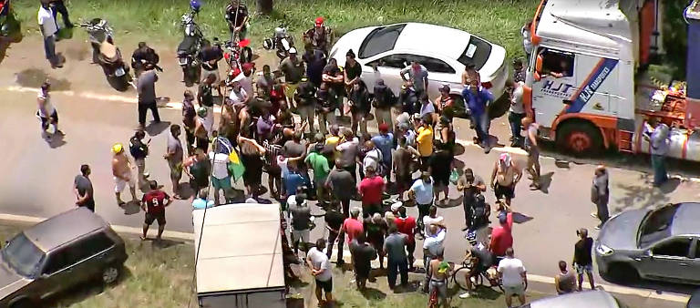 Grupo de caminhoneiros bolsonaristas fecha a rodovia Presidente Dutra, que ligar Rio a São Paulo, após vitória de Lula na eleição presidencial; bloqueio ocorre na altura da cidade de Barra Mansa nos dois sentidos