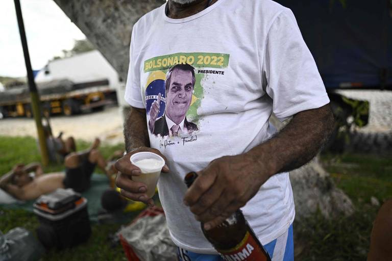 Caminhoneiro participa de churrasco após montar bloqueio na rodovia Presidente Dutra, que liga São Paulo ao Rio; apoiadores de Bolsonaro se instalaram na região de Barra Mansa (RJ) após vitória de Lula na eleição presidencial