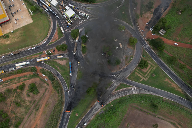 Vista aérea de estrada na região de Várzea Grande (MT); manifestantes bolsonaristas queimaram pneus em protesto contra a vitória de Lula na eleição presidencial