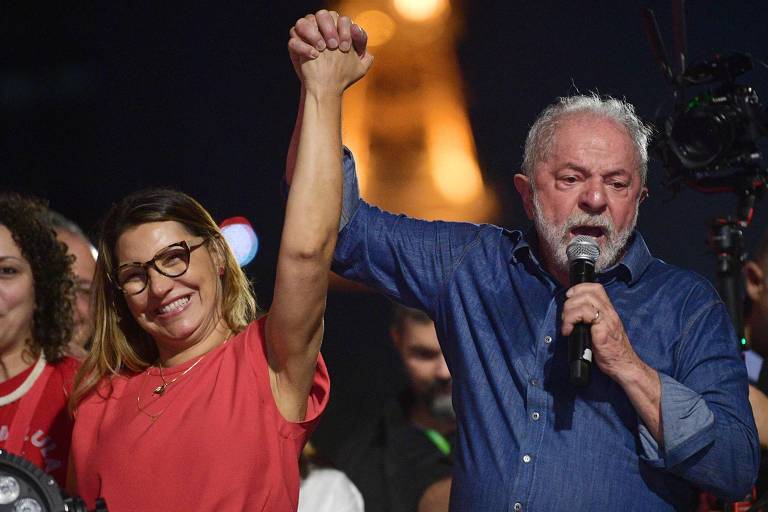 Presidente eleito Lula comemora a vitória com a mulher, Janja, na avenida Paulista