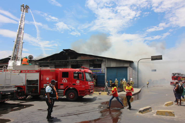 Em caminhão-bomba, bombeiros jogam água em incêndio que atingiu diversos galpões no Ceasa Irajá, na zona norte do Rio de Janeiro