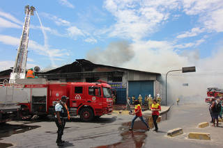 Bombeiros combatem incêndio no Ceasa Irajá
