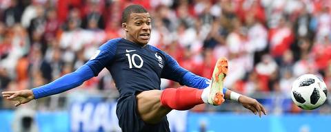 France's forward Kylian Mbappe controls the ball during the Russia 2018 World Cup Group C football match between France and Peru at the Ekaterinburg Arena in Ekaterinburg on June 21, 2018. / AFP PHOTO / FRANCK FIFE / RESTRICTED TO EDITORIAL USE - NO MOBILE PUSH ALERTS/DOWNLOADS