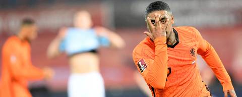 Netherlands' forward Steven Bergwijn (R) celebrates scoring his team's first goal during the FIFA World Cup Qatar 2022 qualifying round Group G football match between Netherlands and Norway at the Feijenoord stadium in Rotterdam on November 16, 2021. (Photo by JOHN THYS / AFP)