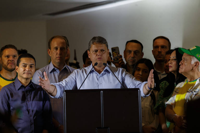 Tarcísio de Freitas (centro) e Marcos Pereira (esq.), presidente do Republicanos, durante discurso da vitória do governador eleito