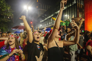 Eleicoes Segundo Turno. Publico comemora eleicao de Lula na av Paulista em frente ao MASP