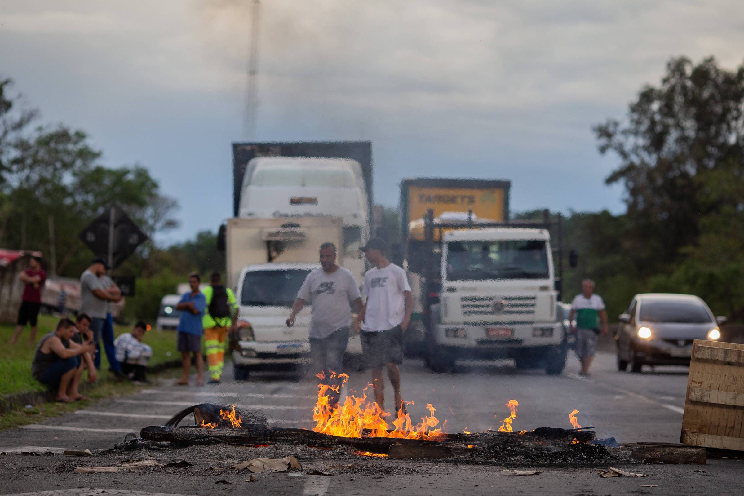 MORADORES FECHAM A BR-251 EM PROTESTO ÀS MÁS CONDIÇÕES DA ESTRADA - O  Tabuleiro