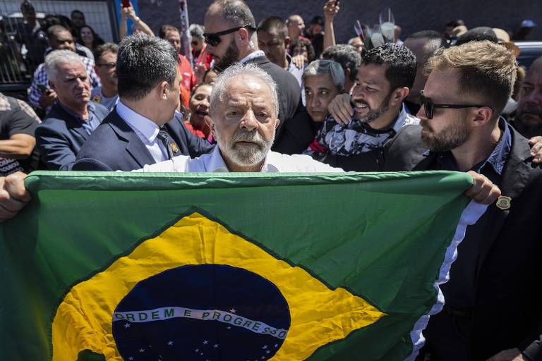 O ex-presidente Lula deixa a Escola Estadual Dr. João Firmino Correia de Araújo, em São Bernardo do Campo (SP), onde votou no segundo turno