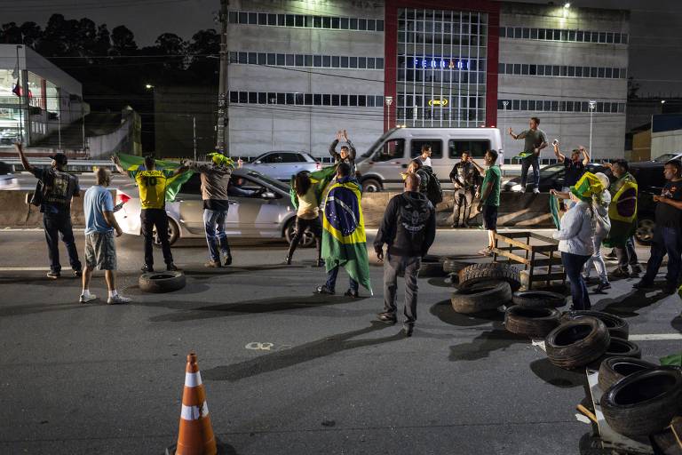Apoiadores do presidente Jair Bolsonaro fazem uma interdição parcial da Rodovia Raposo Tavares, km 21, nos dois sentidos