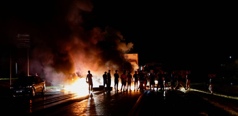 Apoiadores do presidente Jair Bolsonaro (PL) bloqueiam a BR-060 em protesto contra a eleição de Luiz Inácio Lula da Silva (PT) 