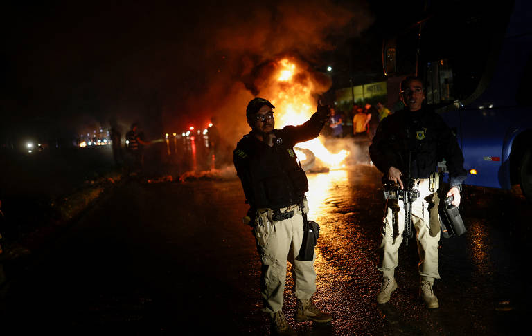 Apoiadores do presidente Jair Bolsonaro (PL) bloqueiam a BR-060 em protesto contra a eleição de Luiz Inácio Lula da Silva (PT) 