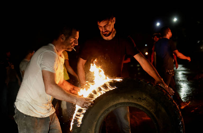 Apoiadores do presidente Jair Bolsonaro (PL) bloqueiam a BR-060 em protesto contra a eleição de Luiz Inácio Lula da Silva (PT) 