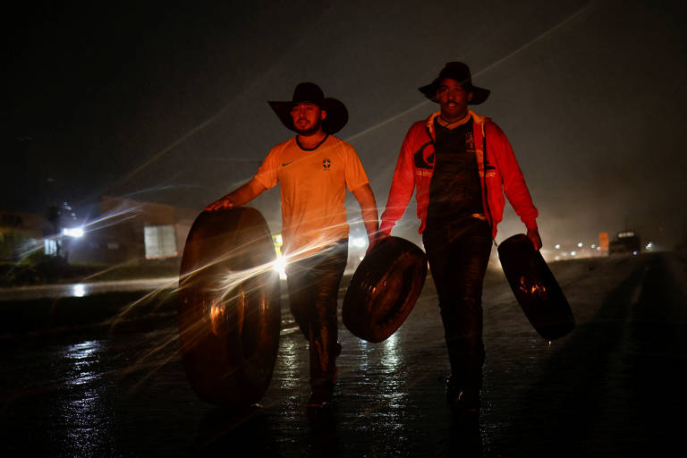 Apoiadores do presidente Jair Bolsonaro (PL) bloqueiam a BR-060 em protesto contra a eleição de Luiz Inácio Lula da Silva (PT) 