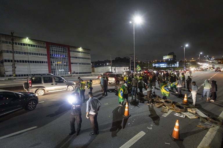 Apoiadores do presidente Jair Bolsonaro fazem uma interdição parcial da Rodovia Raposo Tavares, km 21, nos dois sentidos