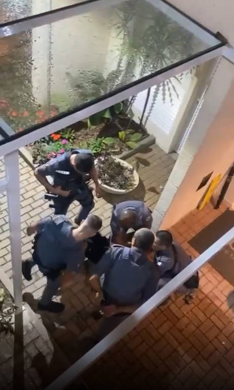 A confusão teria começado com uma briga entre Júnior e sua companheira. Vizinhos chamaram a polícia. 