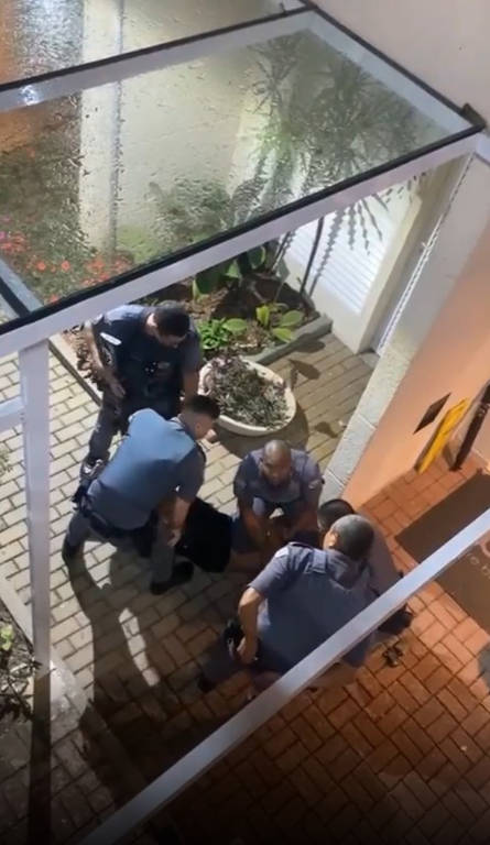 Vídeos mostram cinco agentes imobilizando Reinaldo pelo pescoço. Disparos de arma de choque também foram relatados.