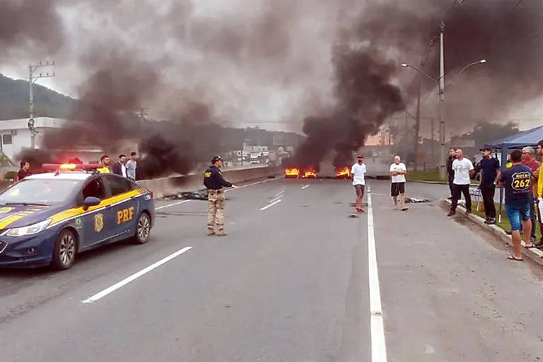 Trecho de rodovia em Santa Catarina com bloqueio de manifestantes antidemocráticos