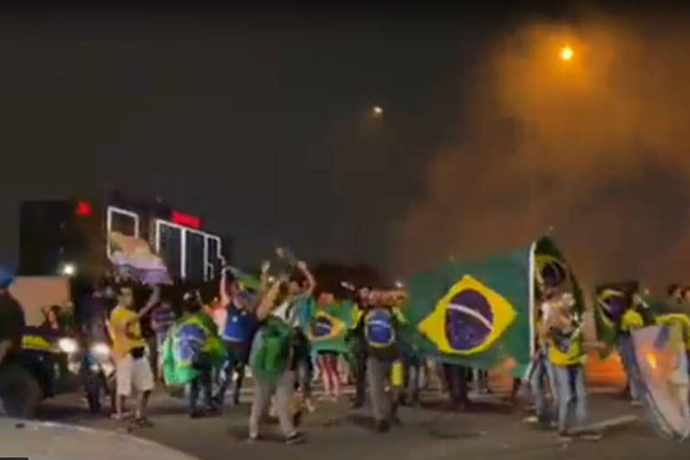 Manifestantes fecham rodovia Helio Smidt, para o aeroporto de Guarulhos