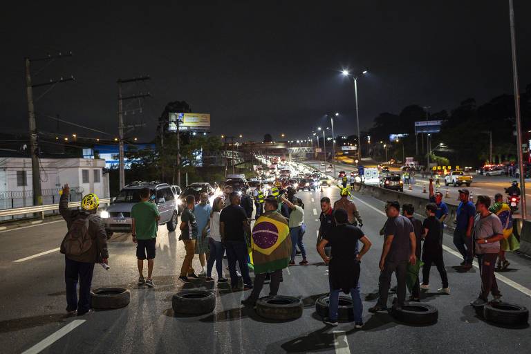 Apoiadores do presidente Jair Bolsonaro fazem uma interdição parcial da Rodovia Raposo Tavares, km 21 nos dois sentidos
