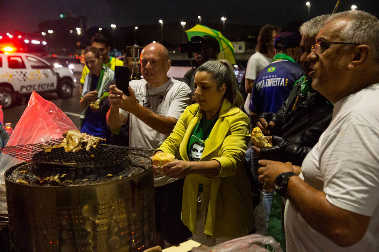 Apoiadores de Jair Bolsonaro fecham parte da pista expressa da marginal Tietê, na altura da ponte das Bandeiras, na noite desta segunda-feira para protestar contra a eleição de Lula