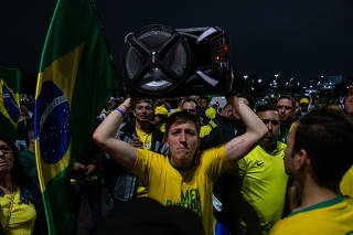 Apoiadores de Jair Bolsonaro fecham parte da pista expressa da marginal Tietê