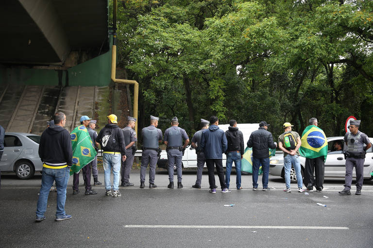 Bolsonaristas bloqueiam rodovia Hélio Smidt, em São Paulo