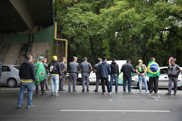 O acesso ao aeroporto de Guarulhos pela rodovia Hélio Smidt foi prejudicado pelo bloqueio das duas pistas