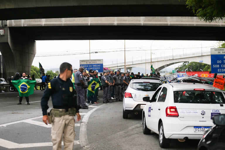 Avenida de Guarulhos é usada para a disputa de rachas - 17/02/2021