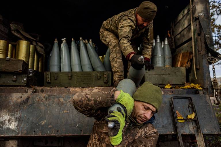 Soldados ucranianos retiram projéteis perto da frente em Bakhmut (Donetsk), onde os russos pressionam as posições de Kiev