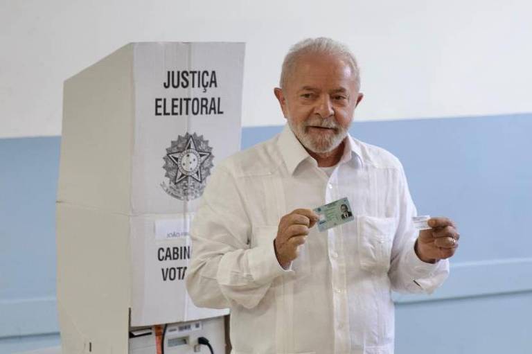 O  ex-presidente Luiz Inacio Lula da Silva, candidato à presidência vota na Escola João Firmino, em Sao Bernardo do Campo