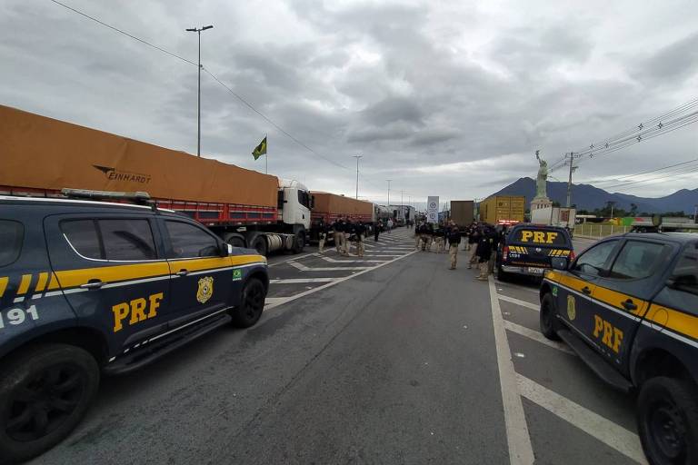 PRF sai de rodovia sem cumprir decisão judicial de desbloquear pista em SC