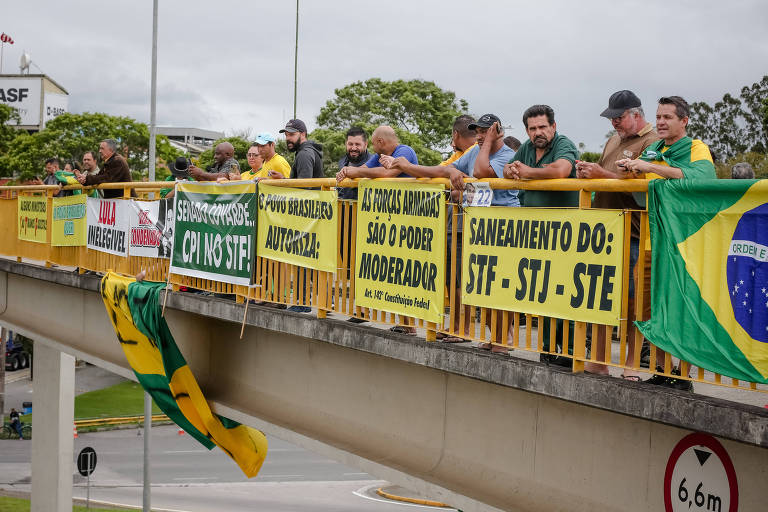 Caminhoneiros bolsonaristas bloqueiam a via Dutra no Vale do Paraíba 